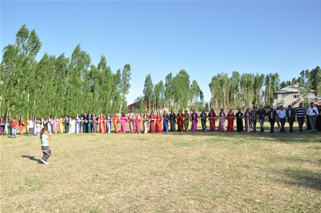 Yüksekova'da 23-24 Haziran 2012'de dünya evine giren çiftlerimizi sizlerler için sayfamıza taşıdık. Yüksekova Güncel Ailesi olarak tüm çitflerimize mutluluklar dileriz. Görüntüler: Foto: Yaşar Kaplan - Sinan Akkurt