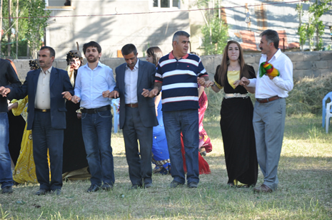 Yüksekova'da 23-24 Haziran 2012'de dünya evine giren çiftlerimizi sizlerler için sayfamıza taşıdık. Yüksekova Güncel Ailesi olarak tüm çitflerimize mutluluklar dileriz. Görüntüler: Foto: Yaşar Kaplan - Sinan Akkurt