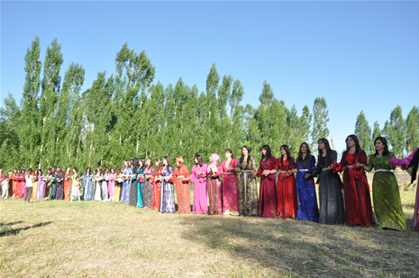 Yüksekova'da 23-24 Haziran 2012'de dünya evine giren çiftlerimizi sizlerler için sayfamıza taşıdık. Yüksekova Güncel Ailesi olarak tüm çitflerimize mutluluklar dileriz. Görüntüler: Foto: Yaşar Kaplan - Sinan Akkurt