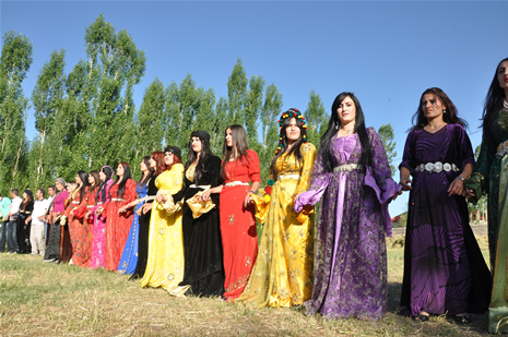 Yüksekova'da 23-24 Haziran 2012'de dünya evine giren çiftlerimizi sizlerler için sayfamıza taşıdık. Yüksekova Güncel Ailesi olarak tüm çitflerimize mutluluklar dileriz. Görüntüler: Foto: Yaşar Kaplan - Sinan Akkurt