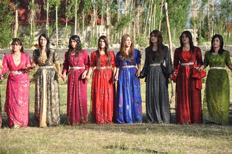 Yüksekova'da 23-24 Haziran 2012'de dünya evine giren çiftlerimizi sizlerler için sayfamıza taşıdık. Yüksekova Güncel Ailesi olarak tüm çitflerimize mutluluklar dileriz. Görüntüler: Foto: Yaşar Kaplan - Sinan Akkurt