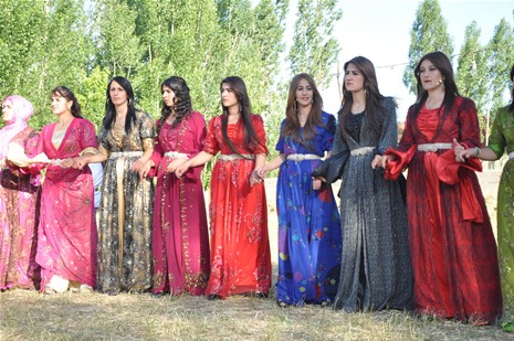 Yüksekova'da 23-24 Haziran 2012'de dünya evine giren çiftlerimizi sizlerler için sayfamıza taşıdık. Yüksekova Güncel Ailesi olarak tüm çitflerimize mutluluklar dileriz. Görüntüler: Foto: Yaşar Kaplan - Sinan Akkurt