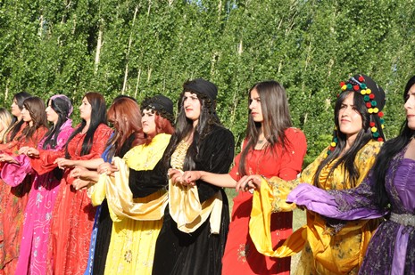 Yüksekova'da 23-24 Haziran 2012'de dünya evine giren çiftlerimizi sizlerler için sayfamıza taşıdık. Yüksekova Güncel Ailesi olarak tüm çitflerimize mutluluklar dileriz. Görüntüler: Foto: Yaşar Kaplan - Sinan Akkurt