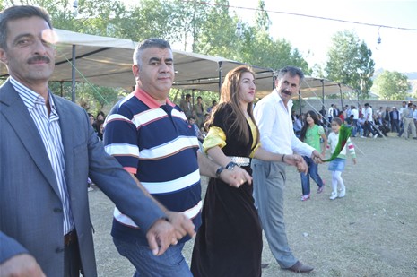 Yüksekova'da 23-24 Haziran 2012'de dünya evine giren çiftlerimizi sizlerler için sayfamıza taşıdık. Yüksekova Güncel Ailesi olarak tüm çitflerimize mutluluklar dileriz. Görüntüler: Foto: Yaşar Kaplan - Sinan Akkurt