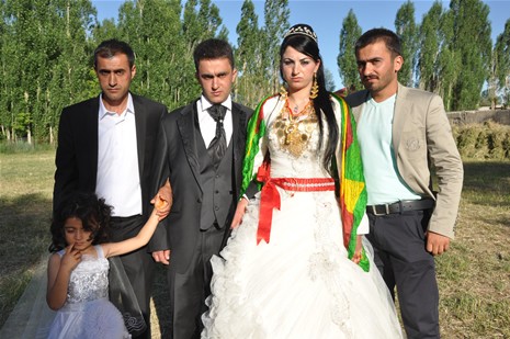 Yüksekova'da 23-24 Haziran 2012'de dünya evine giren çiftlerimizi sizlerler için sayfamıza taşıdık. Yüksekova Güncel Ailesi olarak tüm çitflerimize mutluluklar dileriz. Görüntüler: Foto: Yaşar Kaplan - Sinan Akkurt