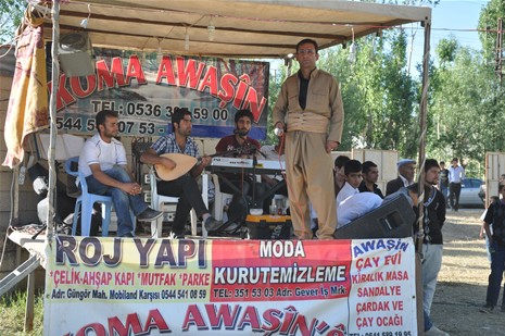 Yüksekova'da 23-24 Haziran 2012'de dünya evine giren çiftlerimizi sizlerler için sayfamıza taşıdık. Yüksekova Güncel Ailesi olarak tüm çitflerimize mutluluklar dileriz. Görüntüler: Foto: Yaşar Kaplan - Sinan Akkurt