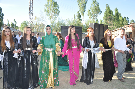 Yüksekova'da 23-24 Haziran 2012'de dünya evine giren çiftlerimizi sizlerler için sayfamıza taşıdık. Yüksekova Güncel Ailesi olarak tüm çitflerimize mutluluklar dileriz. Görüntüler: Foto: Yaşar Kaplan - Sinan Akkurt