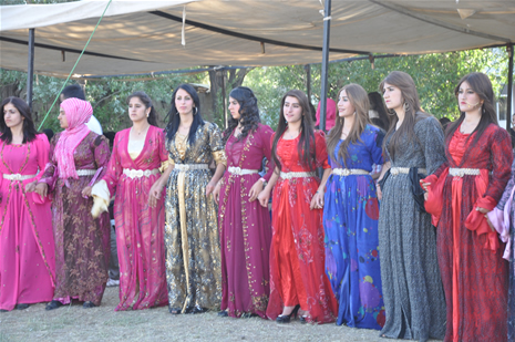 Yüksekova'da 23-24 Haziran 2012'de dünya evine giren çiftlerimizi sizlerler için sayfamıza taşıdık. Yüksekova Güncel Ailesi olarak tüm çitflerimize mutluluklar dileriz. Görüntüler: Foto: Yaşar Kaplan - Sinan Akkurt