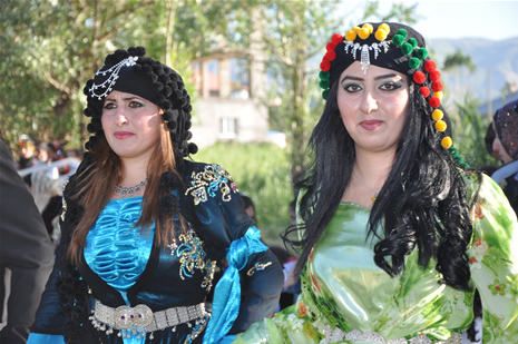 Yüksekova'da 23-24 Haziran 2012'de dünya evine giren çiftlerimizi sizlerler için sayfamıza taşıdık. Yüksekova Güncel Ailesi olarak tüm çitflerimize mutluluklar dileriz. Görüntüler: Foto: Yaşar Kaplan - Sinan Akkurt