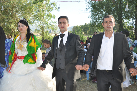 Yüksekova'da 23-24 Haziran 2012'de dünya evine giren çiftlerimizi sizlerler için sayfamıza taşıdık. Yüksekova Güncel Ailesi olarak tüm çitflerimize mutluluklar dileriz. Görüntüler: Foto: Yaşar Kaplan - Sinan Akkurt