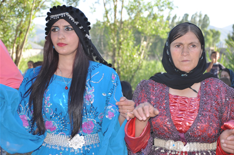 Yüksekova'da 23-24 Haziran 2012'de dünya evine giren çiftlerimizi sizlerler için sayfamıza taşıdık. Yüksekova Güncel Ailesi olarak tüm çitflerimize mutluluklar dileriz. Görüntüler: Foto: Yaşar Kaplan - Sinan Akkurt