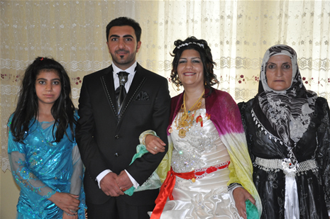 Yüksekova'da 23-24 Haziran 2012'de dünya evine giren çiftlerimizi sizlerler için sayfamıza taşıdık. Yüksekova Güncel Ailesi olarak tüm çitflerimize mutluluklar dileriz. Görüntüler: Foto: Yaşar Kaplan - Sinan Akkurt