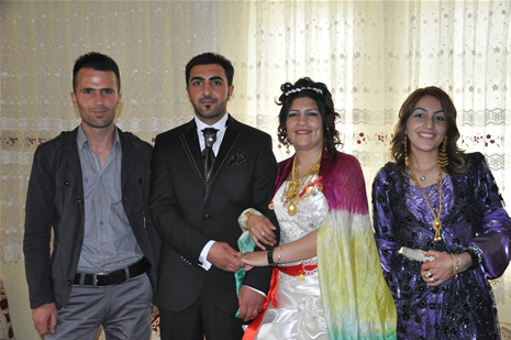 Yüksekova'da 23-24 Haziran 2012'de dünya evine giren çiftlerimizi sizlerler için sayfamıza taşıdık. Yüksekova Güncel Ailesi olarak tüm çitflerimize mutluluklar dileriz. Görüntüler: Foto: Yaşar Kaplan - Sinan Akkurt