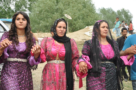 Yüksekova'da 23-24 Haziran 2012'de dünya evine giren çiftlerimizi sizlerler için sayfamıza taşıdık. Yüksekova Güncel Ailesi olarak tüm çitflerimize mutluluklar dileriz. Görüntüler: Foto: Yaşar Kaplan - Sinan Akkurt