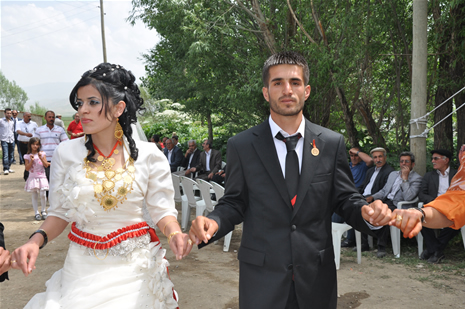 Yüksekova'da 23-24 Haziran 2012'de dünya evine giren çiftlerimizi sizlerler için sayfamıza taşıdık. Yüksekova Güncel Ailesi olarak tüm çitflerimize mutluluklar dileriz. Görüntüler: Foto: Yaşar Kaplan - Sinan Akkurt