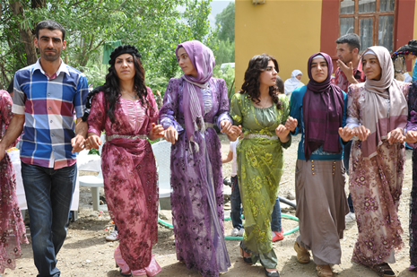 Yüksekova'da 23-24 Haziran 2012'de dünya evine giren çiftlerimizi sizlerler için sayfamıza taşıdık. Yüksekova Güncel Ailesi olarak tüm çitflerimize mutluluklar dileriz. Görüntüler: Foto: Yaşar Kaplan - Sinan Akkurt