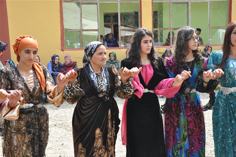 Yüksekova'da 23-24 Haziran 2012'de dünya evine giren çiftlerimizi sizlerler için sayfamıza taşıdık. Yüksekova Güncel Ailesi olarak tüm çitflerimize mutluluklar dileriz. Görüntüler: Foto: Yaşar Kaplan - Sinan Akkurt