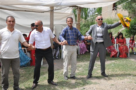 Yüksekova'da 23-24 Haziran 2012'de dünya evine giren çiftlerimizi sizlerler için sayfamıza taşıdık. Yüksekova Güncel Ailesi olarak tüm çitflerimize mutluluklar dileriz. Görüntüler: Foto: Yaşar Kaplan - Sinan Akkurt