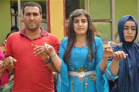 Yüksekova'da 23-24 Haziran 2012'de dünya evine giren çiftlerimizi sizlerler için sayfamıza taşıdık. Yüksekova Güncel Ailesi olarak tüm çitflerimize mutluluklar dileriz. Görüntüler: Foto: Yaşar Kaplan - Sinan Akkurt