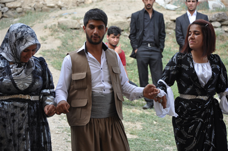 Yüksekova'da 23-24 Haziran 2012'de dünya evine giren çiftlerimizi sizlerler için sayfamıza taşıdık. Yüksekova Güncel Ailesi olarak tüm çitflerimize mutluluklar dileriz. Görüntüler: Foto: Yaşar Kaplan - Sinan Akkurt