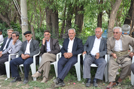 Yüksekova'da 23-24 Haziran 2012'de dünya evine giren çiftlerimizi sizlerler için sayfamıza taşıdık. Yüksekova Güncel Ailesi olarak tüm çitflerimize mutluluklar dileriz. Görüntüler: Foto: Yaşar Kaplan - Sinan Akkurt