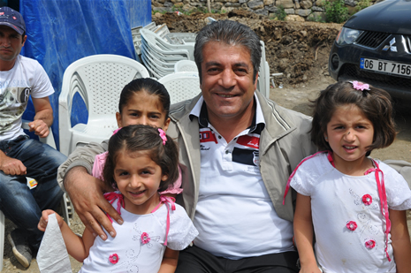 Yüksekova'da 23-24 Haziran 2012'de dünya evine giren çiftlerimizi sizlerler için sayfamıza taşıdık. Yüksekova Güncel Ailesi olarak tüm çitflerimize mutluluklar dileriz. Görüntüler: Foto: Yaşar Kaplan - Sinan Akkurt