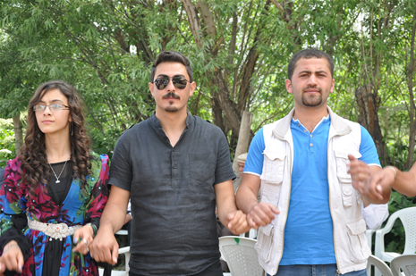 Yüksekova'da 23-24 Haziran 2012'de dünya evine giren çiftlerimizi sizlerler için sayfamıza taşıdık. Yüksekova Güncel Ailesi olarak tüm çitflerimize mutluluklar dileriz. Görüntüler: Foto: Yaşar Kaplan - Sinan Akkurt