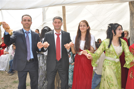 Yüksekova'da 23-24 Haziran 2012'de dünya evine giren çiftlerimizi sizlerler için sayfamıza taşıdık. Yüksekova Güncel Ailesi olarak tüm çitflerimize mutluluklar dileriz. Görüntüler: Foto: Yaşar Kaplan - Sinan Akkurt