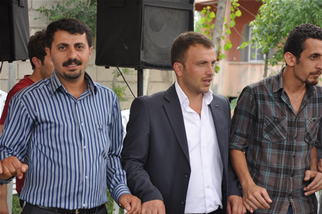 Yüksekova'da 23-24 Haziran 2012'de dünya evine giren çiftlerimizi sizlerler için sayfamıza taşıdık. Yüksekova Güncel Ailesi olarak tüm çitflerimize mutluluklar dileriz. Görüntüler: Foto: Yaşar Kaplan - Sinan Akkurt