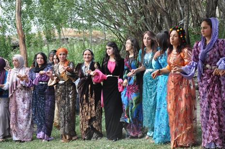 Yüksekova'da 23-24 Haziran 2012'de dünya evine giren çiftlerimizi sizlerler için sayfamıza taşıdık. Yüksekova Güncel Ailesi olarak tüm çitflerimize mutluluklar dileriz. Görüntüler: Foto: Yaşar Kaplan - Sinan Akkurt