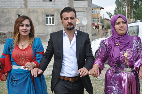 Yüksekova'da 23-24 Haziran 2012'de dünya evine giren çiftlerimizi sizlerler için sayfamıza taşıdık. Yüksekova Güncel Ailesi olarak tüm çitflerimize mutluluklar dileriz. Görüntüler: Foto: Yaşar Kaplan - Sinan Akkurt