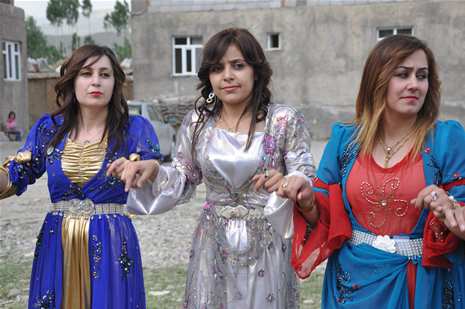 Yüksekova'da 23-24 Haziran 2012'de dünya evine giren çiftlerimizi sizlerler için sayfamıza taşıdık. Yüksekova Güncel Ailesi olarak tüm çitflerimize mutluluklar dileriz. Görüntüler: Foto: Yaşar Kaplan - Sinan Akkurt