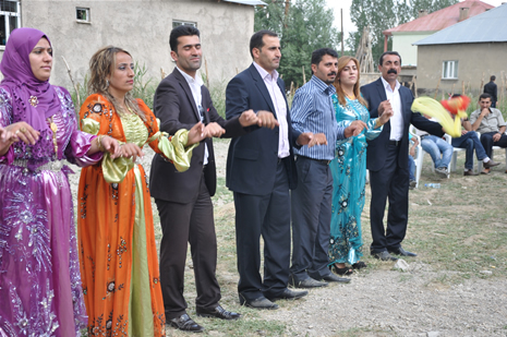 Yüksekova'da 23-24 Haziran 2012'de dünya evine giren çiftlerimizi sizlerler için sayfamıza taşıdık. Yüksekova Güncel Ailesi olarak tüm çitflerimize mutluluklar dileriz. Görüntüler: Foto: Yaşar Kaplan - Sinan Akkurt