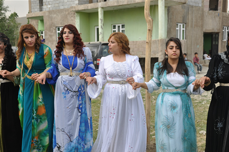 Yüksekova'da 23-24 Haziran 2012'de dünya evine giren çiftlerimizi sizlerler için sayfamıza taşıdık. Yüksekova Güncel Ailesi olarak tüm çitflerimize mutluluklar dileriz. Görüntüler: Foto: Yaşar Kaplan - Sinan Akkurt