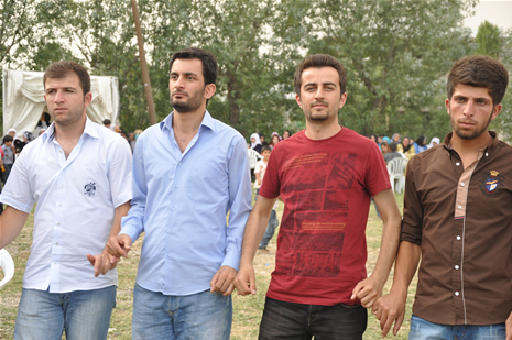 Yüksekova'da 23-24 Haziran 2012'de dünya evine giren çiftlerimizi sizlerler için sayfamıza taşıdık. Yüksekova Güncel Ailesi olarak tüm çitflerimize mutluluklar dileriz. Görüntüler: Foto: Yaşar Kaplan - Sinan Akkurt