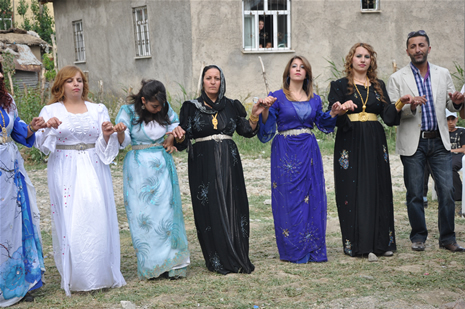 Yüksekova'da 23-24 Haziran 2012'de dünya evine giren çiftlerimizi sizlerler için sayfamıza taşıdık. Yüksekova Güncel Ailesi olarak tüm çitflerimize mutluluklar dileriz. Görüntüler: Foto: Yaşar Kaplan - Sinan Akkurt