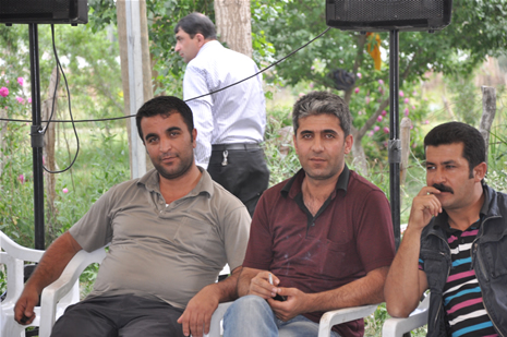 Yüksekova'da 23-24 Haziran 2012'de dünya evine giren çiftlerimizi sizlerler için sayfamıza taşıdık. Yüksekova Güncel Ailesi olarak tüm çitflerimize mutluluklar dileriz. Görüntüler: Foto: Yaşar Kaplan - Sinan Akkurt