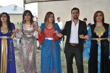 Yüksekova'da 23-24 Haziran 2012'de dünya evine giren çiftlerimizi sizlerler için sayfamıza taşıdık. Yüksekova Güncel Ailesi olarak tüm çitflerimize mutluluklar dileriz. Görüntüler: Foto: Yaşar Kaplan - Sinan Akkurt