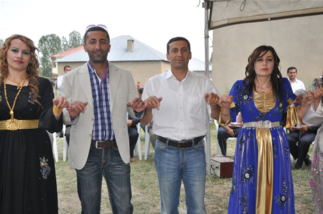 Yüksekova'da 23-24 Haziran 2012'de dünya evine giren çiftlerimizi sizlerler için sayfamıza taşıdık. Yüksekova Güncel Ailesi olarak tüm çitflerimize mutluluklar dileriz. Görüntüler: Foto: Yaşar Kaplan - Sinan Akkurt