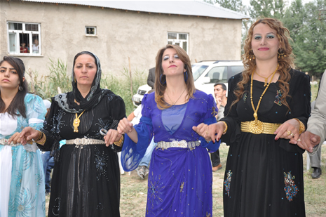 Yüksekova'da 23-24 Haziran 2012'de dünya evine giren çiftlerimizi sizlerler için sayfamıza taşıdık. Yüksekova Güncel Ailesi olarak tüm çitflerimize mutluluklar dileriz. Görüntüler: Foto: Yaşar Kaplan - Sinan Akkurt