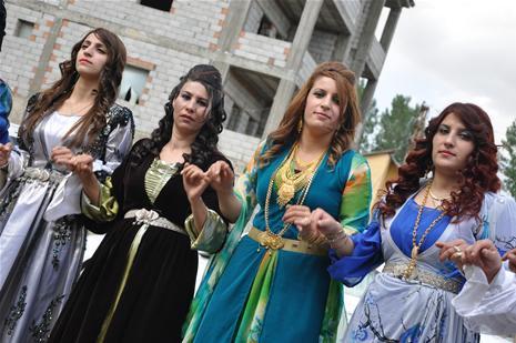 Yüksekova'da 23-24 Haziran 2012'de dünya evine giren çiftlerimizi sizlerler için sayfamıza taşıdık. Yüksekova Güncel Ailesi olarak tüm çitflerimize mutluluklar dileriz. Görüntüler: Foto: Yaşar Kaplan - Sinan Akkurt