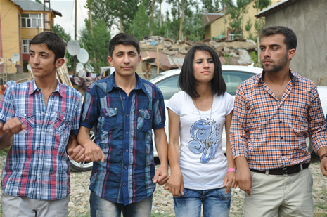 Yüksekova'da 23-24 Haziran 2012'de dünya evine giren çiftlerimizi sizlerler için sayfamıza taşıdık. Yüksekova Güncel Ailesi olarak tüm çitflerimize mutluluklar dileriz. Görüntüler: Foto: Yaşar Kaplan - Sinan Akkurt