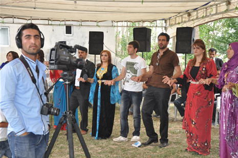 Yüksekova'da 23-24 Haziran 2012'de dünya evine giren çiftlerimizi sizlerler için sayfamıza taşıdık. Yüksekova Güncel Ailesi olarak tüm çitflerimize mutluluklar dileriz. Görüntüler: Foto: Yaşar Kaplan - Sinan Akkurt