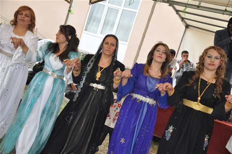 Yüksekova'da 23-24 Haziran 2012'de dünya evine giren çiftlerimizi sizlerler için sayfamıza taşıdık. Yüksekova Güncel Ailesi olarak tüm çitflerimize mutluluklar dileriz. Görüntüler: Foto: Yaşar Kaplan - Sinan Akkurt