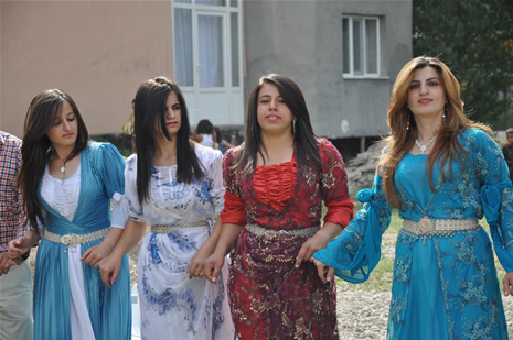 Yüksekova'da 23-24 Haziran 2012'de dünya evine giren çiftlerimizi sizlerler için sayfamıza taşıdık. Yüksekova Güncel Ailesi olarak tüm çitflerimize mutluluklar dileriz. Görüntüler: Foto: Yaşar Kaplan - Sinan Akkurt