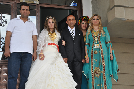 Yüksekova'da 23-24 Haziran 2012'de dünya evine giren çiftlerimizi sizlerler için sayfamıza taşıdık. Yüksekova Güncel Ailesi olarak tüm çitflerimize mutluluklar dileriz. Görüntüler: Foto: Yaşar Kaplan - Sinan Akkurt