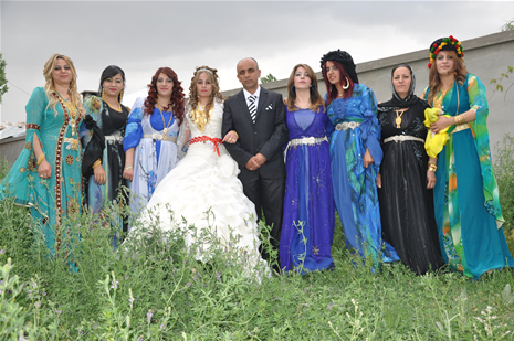 Yüksekova'da 23-24 Haziran 2012'de dünya evine giren çiftlerimizi sizlerler için sayfamıza taşıdık. Yüksekova Güncel Ailesi olarak tüm çitflerimize mutluluklar dileriz. Görüntüler: Foto: Yaşar Kaplan - Sinan Akkurt