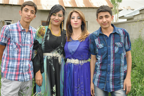 Yüksekova'da 23-24 Haziran 2012'de dünya evine giren çiftlerimizi sizlerler için sayfamıza taşıdık. Yüksekova Güncel Ailesi olarak tüm çitflerimize mutluluklar dileriz. Görüntüler: Foto: Yaşar Kaplan - Sinan Akkurt