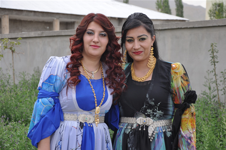 Yüksekova'da 23-24 Haziran 2012'de dünya evine giren çiftlerimizi sizlerler için sayfamıza taşıdık. Yüksekova Güncel Ailesi olarak tüm çitflerimize mutluluklar dileriz. Görüntüler: Foto: Yaşar Kaplan - Sinan Akkurt