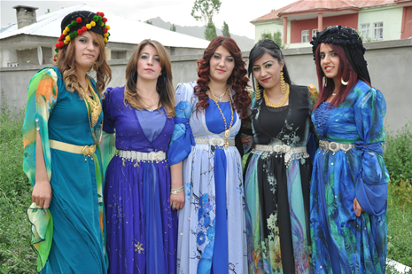 Yüksekova'da 23-24 Haziran 2012'de dünya evine giren çiftlerimizi sizlerler için sayfamıza taşıdık. Yüksekova Güncel Ailesi olarak tüm çitflerimize mutluluklar dileriz. Görüntüler: Foto: Yaşar Kaplan - Sinan Akkurt